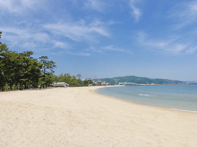ビーチは目の前！大浜海水浴場の海開き（7月11日～8月31日）